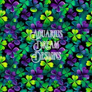 Może przedstawiać: Wzór bez szwów z powtarzającym się motywem zielonych i fioletowych koniczyny czteroliściennych na czarnym tle. Tekst "Aquarius Dream Designs" jest wyśrodkowany na obrazie.
