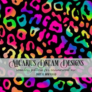 Può includere: Un vivace motivo senza cuciture con macchie di leopardo astratte e colorate in tonalità di rosa, arancione, giallo, verde e viola su sfondo nero. Il testo "Aquarius Dream Designs" è visualizzato sotto.