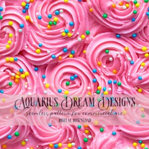 Könnte beinhalten: Nahaufnahme von rosa Zuckerguss mit bunten Streuseln. Der Zuckerguss ist spiralförmig und zu einem dekorativen Muster aufgetragen. Die Streusel sind eine Mischung aus blau, grün, gelb, orange und weiß.