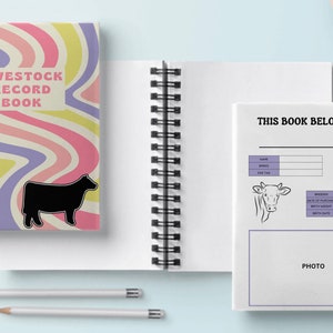 Könnte beinhalten: Ein spiralgebundenes Viehzucht-Rekordbuch. Das Cover hat ein Retro-Design mit dem Text "Livestock Record Book" und einer schwarzen Kuhsilhouette. Das offene Buch zeigt eine Seite mit auszufüllenden Feldern und einer Kuhillustration.