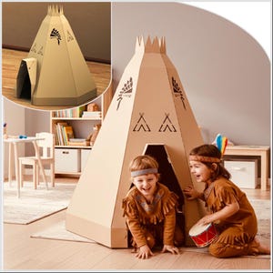 Puede incluir: Una casa de juegos tipi de cartón marrón con recortes decorativos y una parte superior en forma de corona. Dos niños con disfraces de estilo nativo americano juegan dentro del tipi. Se ve un pequeño tambor. El tipi está en una habitación con una estantería y una mesa pequeña.