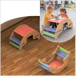 Può includere: Un set tavolo e panca per bambini in legno multifunzionale. Il tavolo ha un piano rosso, una panca blu e dettagli verdi. Il set è progettato per i bambini piccoli e può essere utilizzato per varie attività. Realizzato in legno naturale.