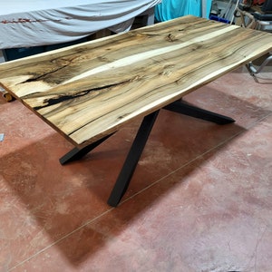 Mesa de madera maciza de nogal Mesa de comedor de resina epoxi Mesa de río