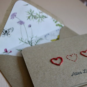 Handgeborduurde kaart met hartjes | Allemaal liefde