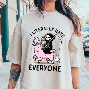 「文字通りみんなが嫌い」Tシャツ、大人向けユーモア、メンタルヘルス、皮肉な死神Tシャツ、ラマに乗る死神、皮肉なユーモア、皮肉な死神