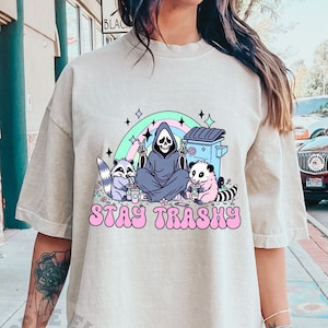 Stay Trashy shirt, retro grappige graphic tees, shirt wasbeer, meme graphic T-shirt, wasbeer minnaar cadeau, grappig grafisch shirt, meme graphic tees