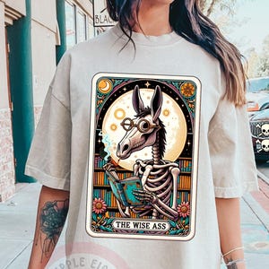 T-shirt de carte de tarot drôle The Wise Ass, t-shirt humour adulte sarcastique, t-shirt tarot tendance âne squelette, t-shirt humour burro, tarot sarcastique