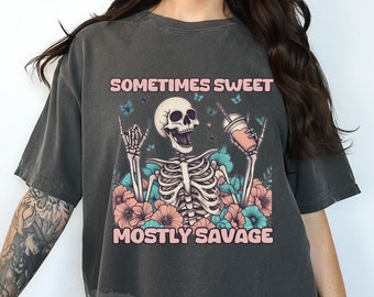 Czasami słodki, głównie dziki T-shirt, Snarky Skeleton T-shirt, Skeleton Humor T-shirt, Skeleton z kawą T-shirt, Trendy Komfortowe Kolory
