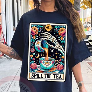 Das Tee-Tarot-T-Shirt, die Tee-Tarot-Karte Komfortfarben, das Tee-Tarot-Top, verschütten die Tee-Tarot-Karte Humor, Frauenstimmung, Snarky Tarot-Karte T-Shirt