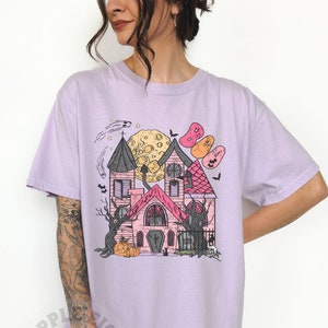 Spökhus Halloween-t-shirt, kuslig säsong-t-shirt, läskig tjej-t-shirt, spöken, pumpor, spökhus-t-shirt, trendig Halloween-tröja, häxig bild 1