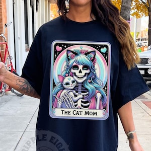 Die verrückte Katzendame Tarot Karte Tshirt, Snarky Skeleton Tshirt, Katzenfrau Lustiger Katzenliebhaber Schädel Tarot, Comfort Farben Tshirt, Katzenliebhaber Shirt