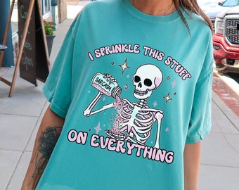 Espolvorea estas cosas en toda la camiseta, camiseta de salud mental, camiseta de salud mental sarcasmo, camiseta de esqueleto de moda, esqueleto sarcástico