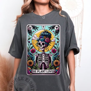 La camisa de la carta del tarot amante de las plantas, la camiseta divertida del tarot del cráneo de la señora jardinera de las plantas, la camisa del amante de las plantas, la carta del tarot del jardinero, colores cómodos