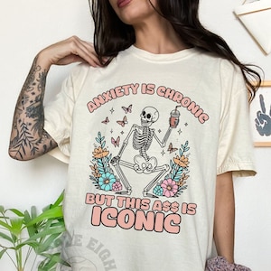 La ansiedad es camiseta crónica, camiseta divertida y sarcástica, camiseta de ansiedad de moda, camiseta de salud mental de esqueleto, humor de salud mental, baile de esqueleto