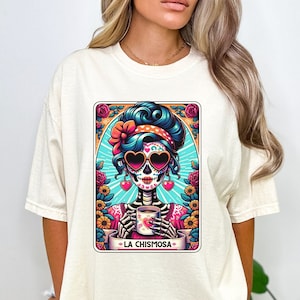 Camiseta de cartas de tarô La Chismosa, camiseta mexicana engraçada de Chisme, esqueleto latino espanhol Chola Catrina com caveira
