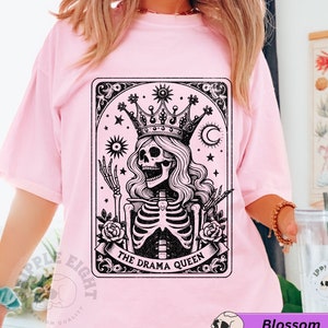 Carta de tarô engraçada da rainha do drama, esqueleto sarcástico, camiseta com vibrações de bruxa, carta de tarô da rainha do drama, camisa de cartas de tarô de bruxa, tarô moderno