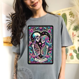 Camiseta de tarô dos amantes, camiseta de esqueletos apaixonados, camiseta de tarô gótico para amantes de vibrações bruxas, camiseta de amantes, esqueleto sarcástico, cores de conforto