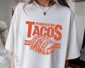 Impulsado por Tacos, Camiseta para amantes de los tacos, Camiseta para amantes de la comida, Tacos antes de los Vatos, Colores cómodos, Camiseta con humor de tacos, Camiseta con vibras de tacos, Camiseta de tacos para mujer