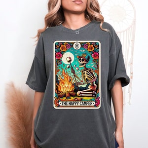 La camiseta divertida de la carta del tarot de Happy Camper, camiseta de esqueleto sarcástico, camiseta de calavera de moda, camisa de humor de camping esqueleto, camiseta amante del camping