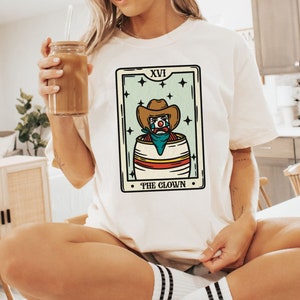 Camiseta Clowncore, la camiseta joker, camiseta de cartas de tarot Joker, carta de tarot de payaso, camisa de payaso, núcleo de payaso, colores cómodos, camiseta gráfica de payaso