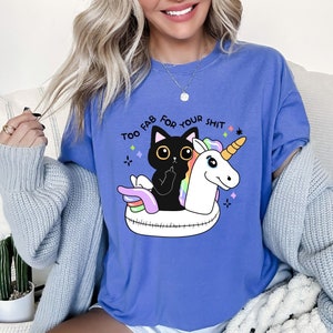Maglietta troppo favolosa per la tua merda, Giddy Up Bitches Gatto nero Unicorno fluttuante Alla moda, Dito medio per la salute mentale, Unicorno sarcastico