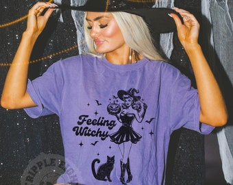 魔女気分のスウェットシャツ、魔女Tシャツ、ハロウィン魔女スウェットシャツ、クレイジーハロウィンTシャツ、魔女の呪文シャツ、パンプキン魔女Tシャツ、魔女の集会ガールズTシャツ