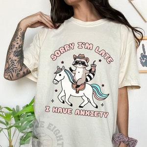 Przepraszam za spóźnienie, mam lęk T-shirt, modny T-shirt o zdrowiu psychicznym, lęk Zabawny T-shirt, zabawny T-shirt o zdrowiu psychicznym, Trash Panda T-shirt