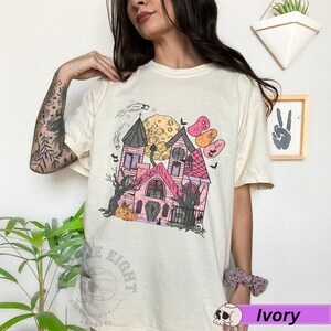 Spökhus Halloween-t-shirt, kuslig säsong-t-shirt, läskig tjej-t-shirt, spöken, pumpor, spökhus-t-shirt, trendig Halloween-tröja, häxig bild 4