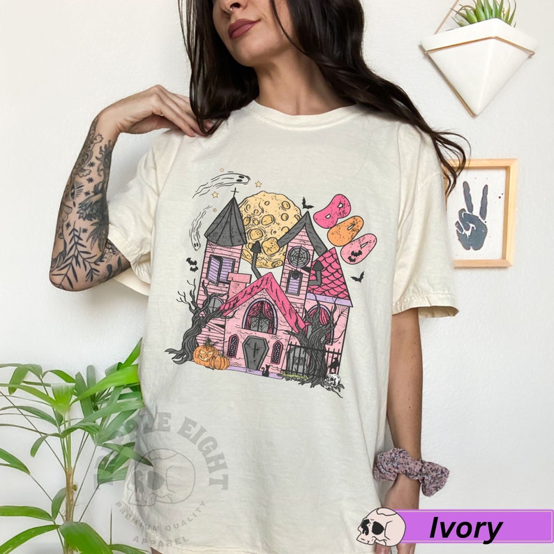 Spökhus Halloween-t-shirt, kuslig säsong-t-shirt, läskig tjej-t-shirt, spöken, pumpor, spökhus-t-shirt, trendig Halloween-tröja, häxig bild 4