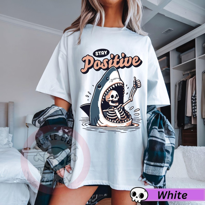 Koszulka Stay Positive Shark Attack Vintage Retro Comedy Funny, Koszulka Stay Positive, Koszulka Shark Attack, Zabawna koszulka Shark, Humor Stay Positive White