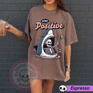 Koszulka Stay Positive Shark Attack Vintage Retro Comedy Funny, Koszulka Stay Positive, Koszulka Shark Attack, Zabawna koszulka Shark, Humor Stay Positive Espresso