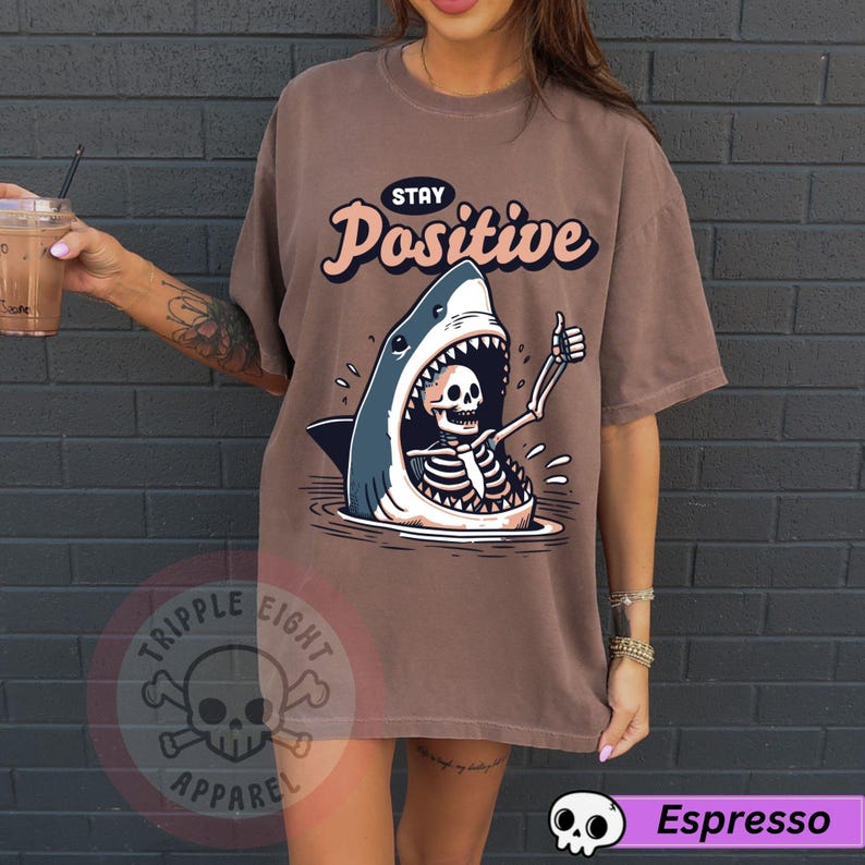 Koszulka Stay Positive Shark Attack Vintage Retro Comedy Funny, Koszulka Stay Positive, Koszulka Shark Attack, Zabawna koszulka Shark, Humor Stay Positive Espresso