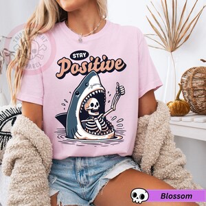 Koszulka Stay Positive Shark Attack Vintage Retro Comedy Funny, Koszulka Stay Positive, Koszulka Shark Attack, Zabawna koszulka Shark, Humor Stay Positive Blossom