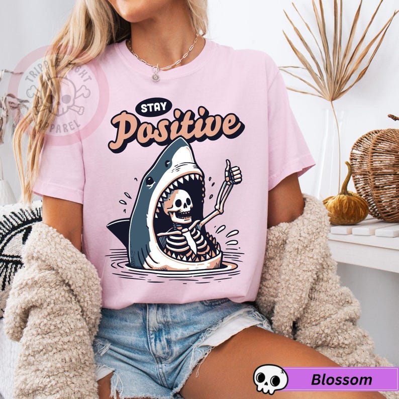Koszulka Stay Positive Shark Attack Vintage Retro Comedy Funny, Koszulka Stay Positive, Koszulka Shark Attack, Zabawna koszulka Shark, Humor Stay Positive Blossom