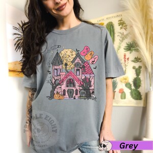 Spökhus Halloween-t-shirt, kuslig säsong-t-shirt, läskig tjej-t-shirt, spöken, pumpor, spökhus-t-shirt, trendig Halloween-tröja, häxig bild 5