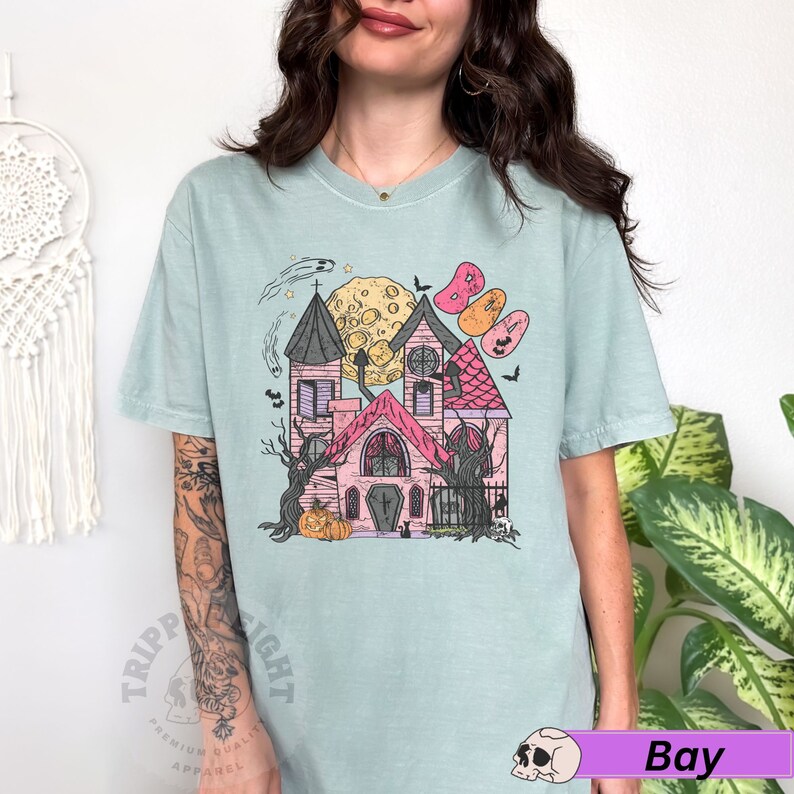 Spökhus Halloween-t-shirt, kuslig säsong-t-shirt, läskig tjej-t-shirt, spöken, pumpor, spökhus-t-shirt, trendig Halloween-tröja, häxig bild 6