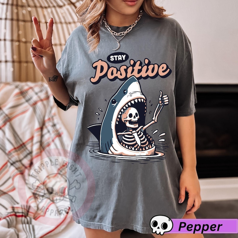 Koszulka Stay Positive Shark Attack Vintage Retro Comedy Funny, Koszulka Stay Positive, Koszulka Shark Attack, Zabawna koszulka Shark, Humor Stay Positive Pepper