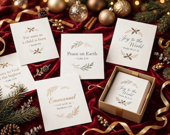 Op de afbeelding: Een set van vijf witte rechthoekige wenskaarten met botanische illustraties in kerstthema en religieuze teksten, waaronder zinnen zoals For unto us a child is born, Peace on Earth en Joy to the World, weergegeven met een doosje.