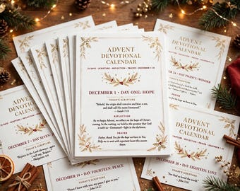 Op de afbeelding: Een stapel witte papieren kaarten getiteld Advent Devotional Calendar met gouden en rode botanische accenten. Elke kaart bevat dagelijkse schriftlezingen, reflecties en gebeden voor 1 tot 25 december, omlijst door elegante gouden illustraties.
