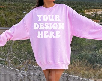 Gildan 18000 Lichtroze Mockup, Oversized Sweatshirt Mockup, Trendy Model Mockup, Gildan Pink Crewneck Mockup, Nature Mockup, Lifestyle Mockup