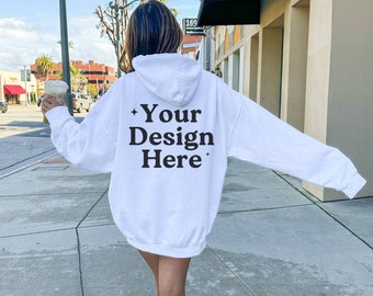 Gildan 18500 Weiß Hoodie Mockup, Rückseite Hoodie Mockup, Oversized Hoodie Mockup, Trendy Model Mockup, Ästhetischer Kaffee Mockup