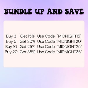 Puede incluir: Gr&aacute;fico promocional con el texto "BUNDLE UP AND SAVE" en una fuente retro. El gr&aacute;fico enumera c&oacute;digos de descuento para compras al por mayor: Compra 3, obt&eacute;n 15%, Compra 5, obt&eacute;n 20%, Compra 10, obt&eacute;n 25% y Compra 20, obt&eacute;n 35%.