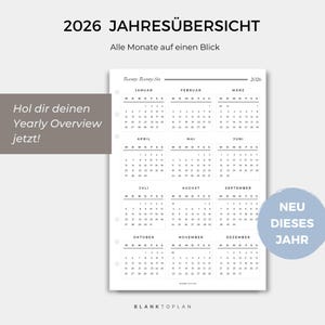 Könnte beinhalten: Ein weißer Jahresüberblick 2026-Kalender mit allen Monaten. Der Kalender enthält den Text "2026 Jahresübersicht" und "Neu dieses Jahr". Der Kalender ist auf weißem Papier mit schwarzem Text gedruckt.