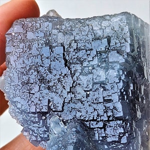 Muestra de fluorita cúbica azul y púrpura grabada hidrotermalmente con fantasmas y crecimiento secundario
