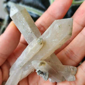 Druzy-täckta skärande kvartspunkter med Hedenbergit och hematitrosettblad - Från Inre Mongoliet
