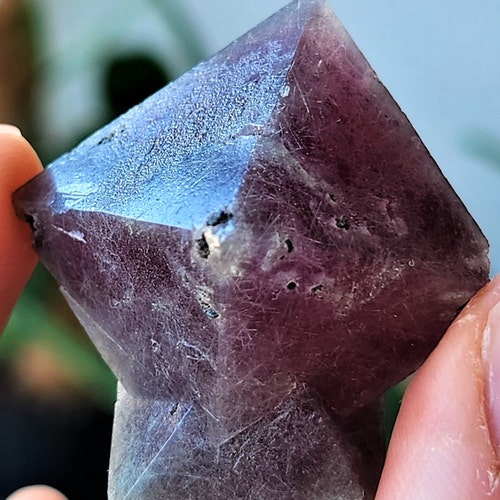 石英ポイント上のガラス状の紫色の階段状蛍石 - Yaogangxian 産 - Etsy