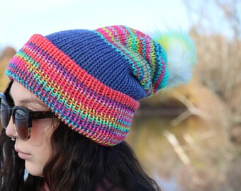 Cappello in maglia arcobaleno con pompon arcobaleno