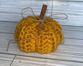 Gelber gehäkelter Zimt Kürbis