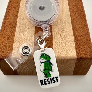 Puede incluir: Un juego de tres cuencos de cerámica anidados en tonos de azul, verde y blanco. Los cuencos presentan un esmalte moteado y un diseño sencillo y moderno. El cuenco más grande tiene aproximadamente 15 cm de diámetro.