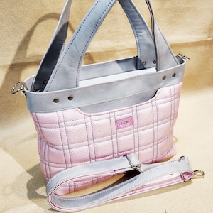 Impresionante bolso de mano de piel sintética acolchada en gris brillante y rosa perla